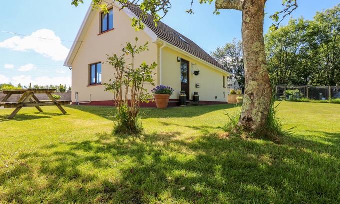 Milford Haven Cottage | Cabin ∙ 1 bedroom ∙ 2 guests