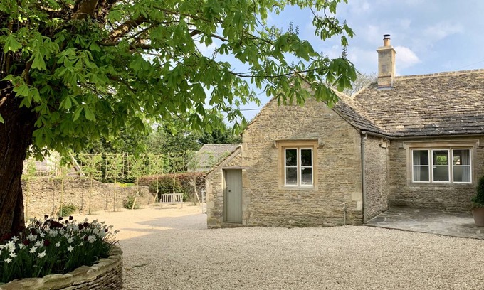 Burford Cottage | Cabin ∙ 1 bedroom ∙ 2 guests
