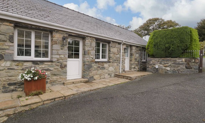 Brynrefail Cottage | Cabin ∙ 1 bedroom ∙ 2 guests