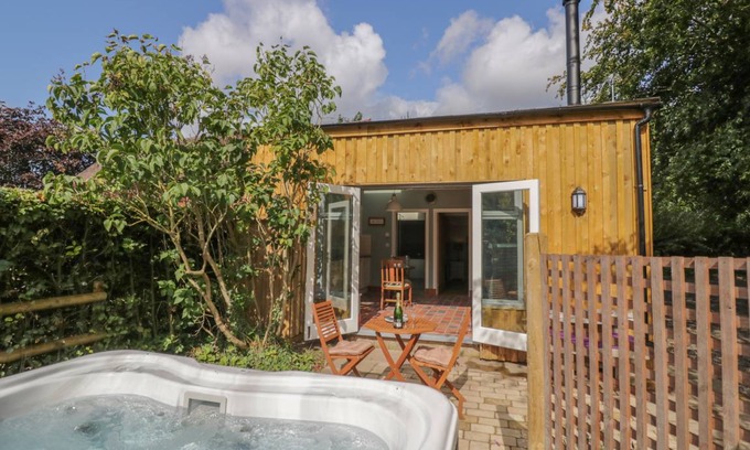 Rugeley Cottage | Cabin ∙ 1 bedroom ∙ 2 guests