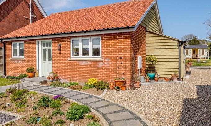 Great Yarmouth Cottage | Cabin ∙ 1 bedroom ∙ 2 guests