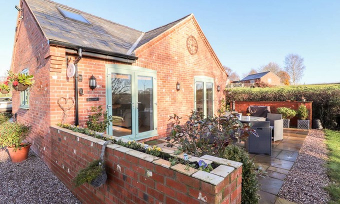 Cheshire West and Chester Cottage | Cabin ∙ 1 bedroom ∙ 4 guests