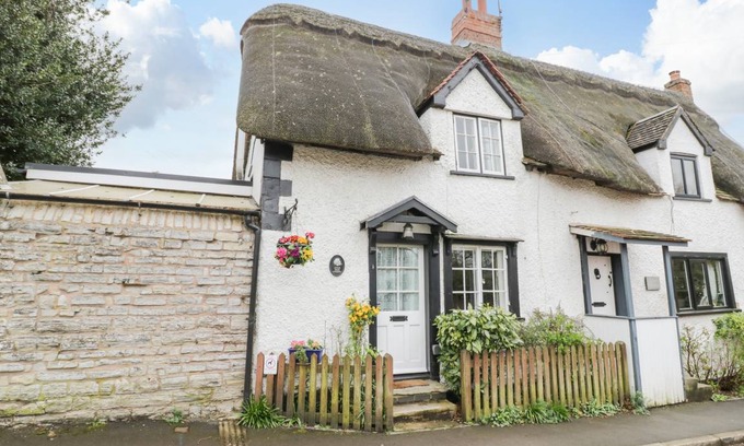 Harvington Cottage | Cabin ∙ 1 bedroom ∙ 2 guests