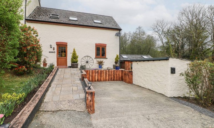 Haverfordwest Cottage | Cabin ∙ 1 bedroom ∙ 4 guests