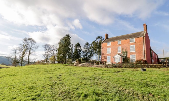 Welshpool Cottage | Cabin ∙ 11 bedrooms ∙ 22 guests