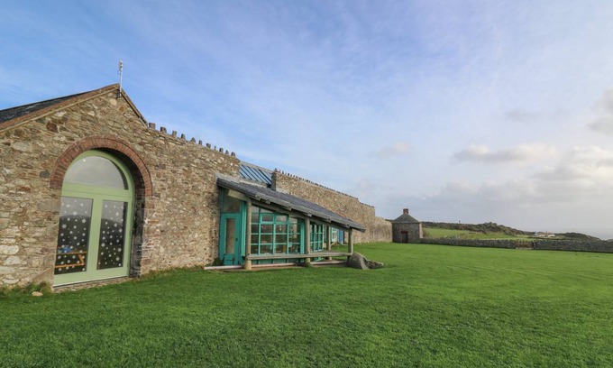 St Brides Cottage | Cabin ∙ 10 bedrooms ∙ 51 guests