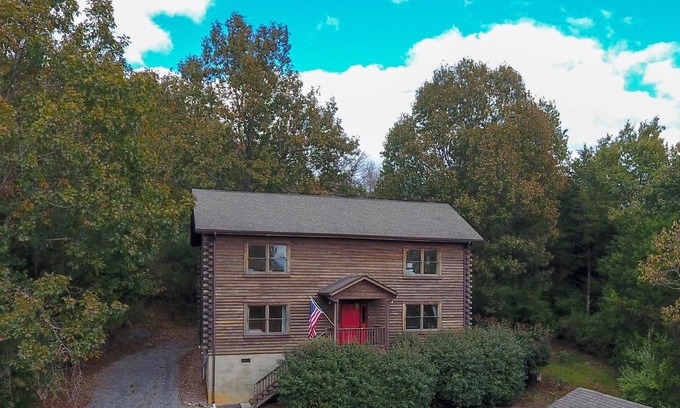 Lexington Cabin | Cabin 115, Luxury 6 bedroom, 3 bath cabin minutes from Downtown Lexington!
