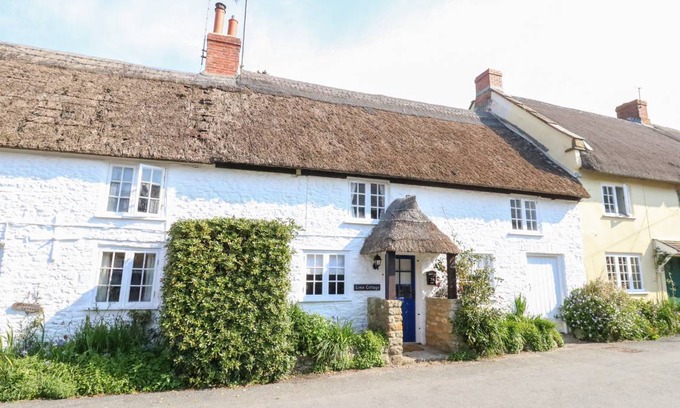 Burton Bradstock Cottage | Cabin ∙ 2 bedrooms ∙ 4 guests