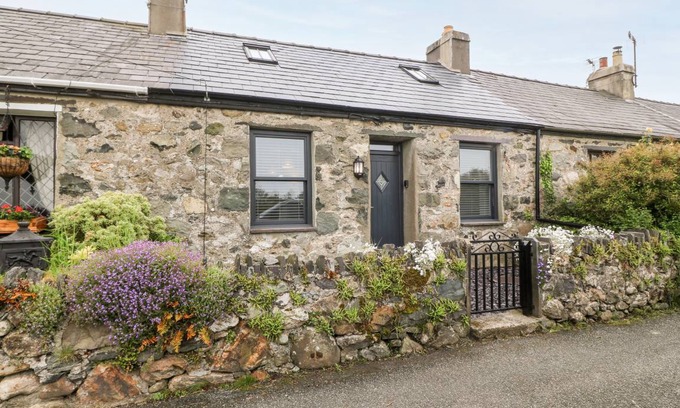 Groeslon Cottage | Cabin ∙ 2 bedrooms ∙ 4 guests