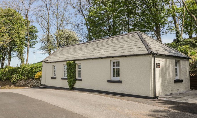 Castle Douglas Cottage | Cabin ∙ 2 bedrooms ∙ 3 guests