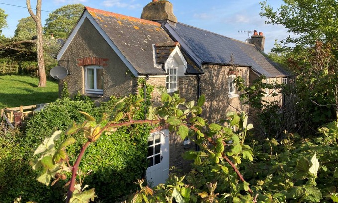Stoke Fleming Cottage | Cabin ∙ 2 bedrooms ∙ 4 guests