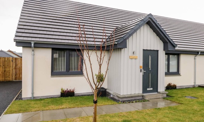 Boat of Garten Cottage | Cabin ∙ 2 bedrooms ∙ 4 guests