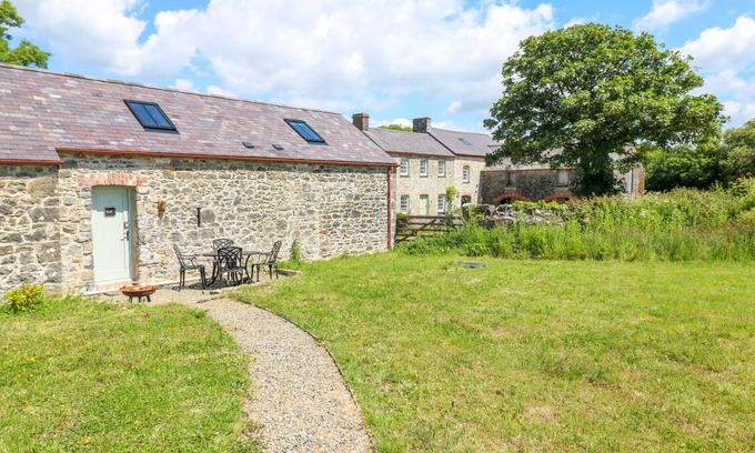 Pembroke Cottage | Cabin ∙ 2 bedrooms ∙ 4 guests
