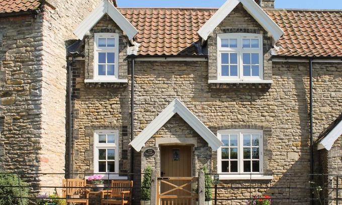 Brantingham Cottage | Cabin ∙ 2 bedrooms ∙ 3 guests