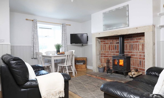 Belford Cottage | Cabin ∙ 2 bedrooms ∙ 4 guests