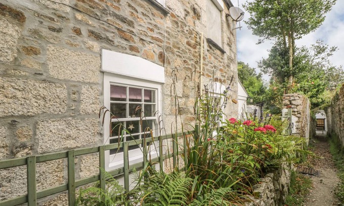 Mabe Cottage | Cabin ∙ 2 bedrooms ∙ 4 guests