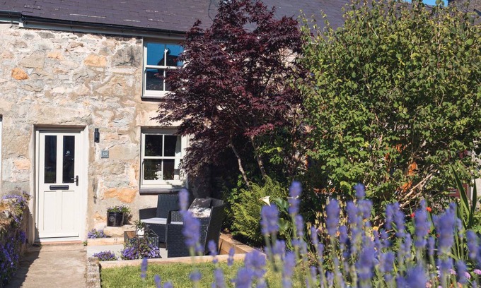 Trefor Cottage | Cabin ∙ 2 bedrooms ∙ 4 guests