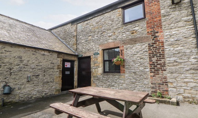 Over Haddon Cottage | Cabin ∙ 2 bedrooms ∙ 4 guests