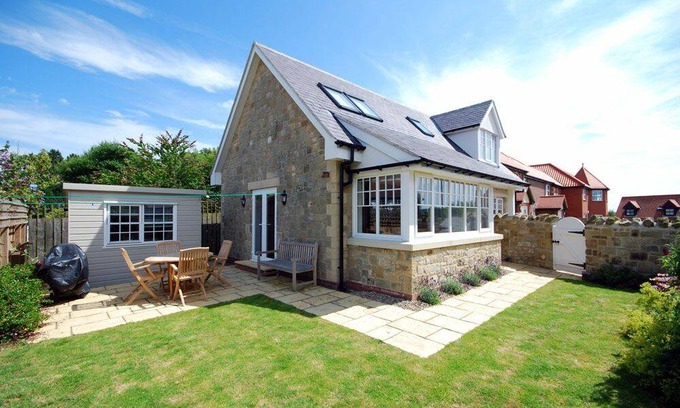 Bamburgh Cottage | Cabin ∙ 2 bedrooms ∙ 4 guests