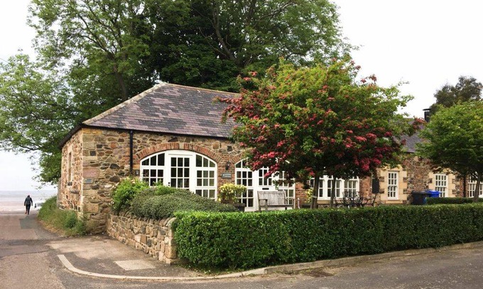 Bamburgh Cottage | Cabin ∙ 2 bedrooms ∙ 4 guests