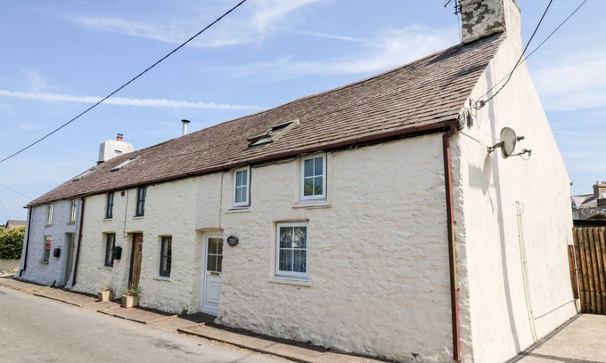 Llansantffraed Cottage | Cabin ∙ 2 bedrooms ∙ 4 guests