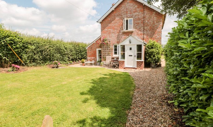 Sturminster Newton Cottage | Cabin ∙ 2 bedrooms ∙ 4 guests