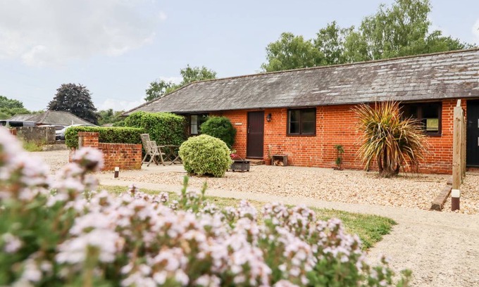 Colchester Cottage | Cabin ∙ 2 bedrooms ∙ 4 guests
