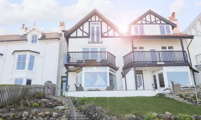 Sandsend Cottage | Cabin ∙ 2 bedrooms ∙ 4 guests