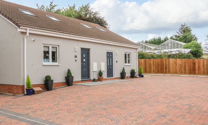 Dawlish Cottage | Cabin ∙ 2 bedrooms ∙ 5 guests