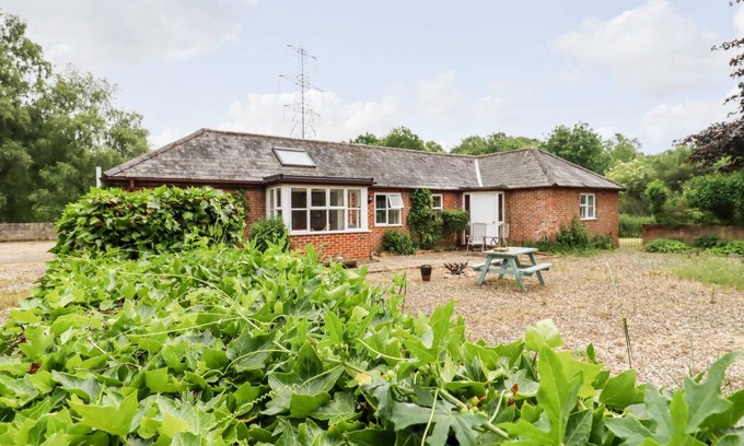 Colchester Cottage | Cabin ∙ 2 bedrooms ∙ 5 guests