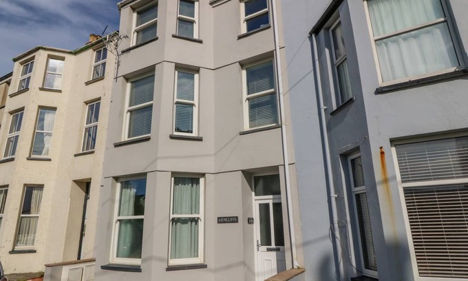 Criccieth Cottage | Cabin ∙ 2 bedrooms ∙ 4 guests
