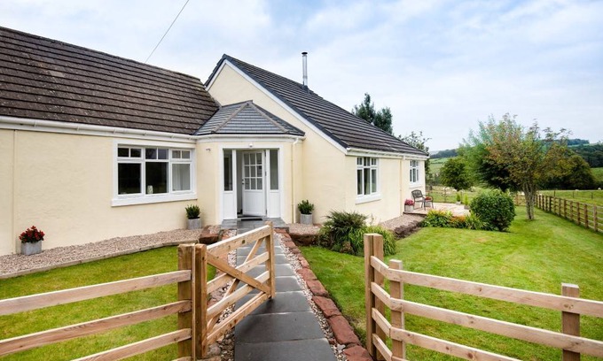 Glasgow Cottage | Cabin ∙ 2 bedrooms ∙ 4 guests