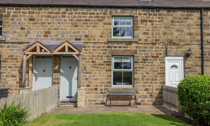 Belford Cottage | Cabin ∙ 2 bedrooms ∙ 4 guests