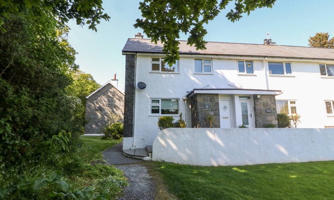 Llanbedrog Cottage | Cabin ∙ 2 bedrooms ∙ 4 guests