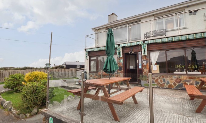 Llandanwg Cottage | Cabin ∙ 2 bedrooms ∙ 4 guests