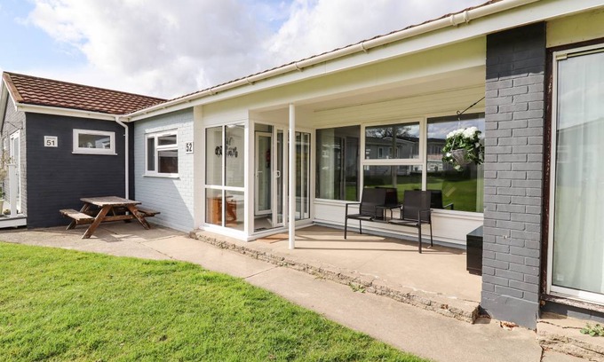 Oulton Broad Cottage | Cabin ∙ 2 bedrooms ∙ 4 guests