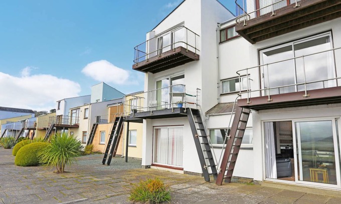 Borth-y-Gest Cottage | Cabin ∙ 2 bedrooms ∙ 4 guests