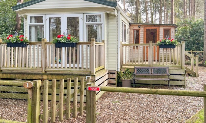 Weybourne Cottage | Cabin ∙ 2 bedrooms ∙ 4 guests