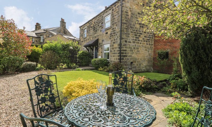 Pool-in-Wharfedale Cottage | Cabin ∙ 2 bedrooms ∙ 4 guests