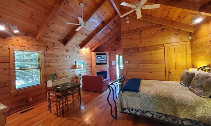 Galax Apartment | (Cabin 297) As Good As It Gets