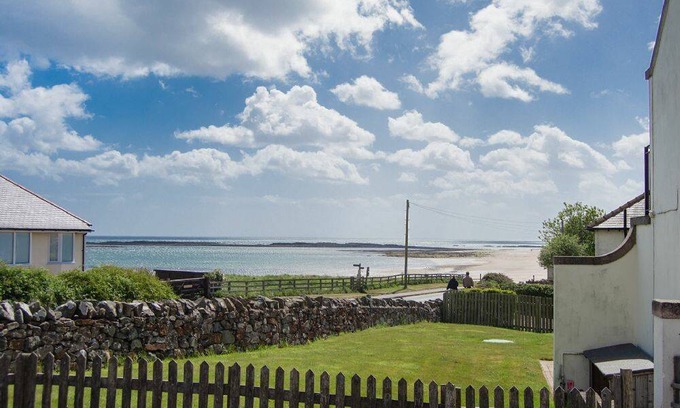 Newton by the Sea Cottage | Cabin ∙ 3 bedrooms ∙ 6 guests