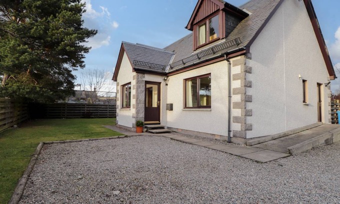 Grantown-on-Spey Cottage | Cabin ∙ 3 bedrooms ∙ 6 guests