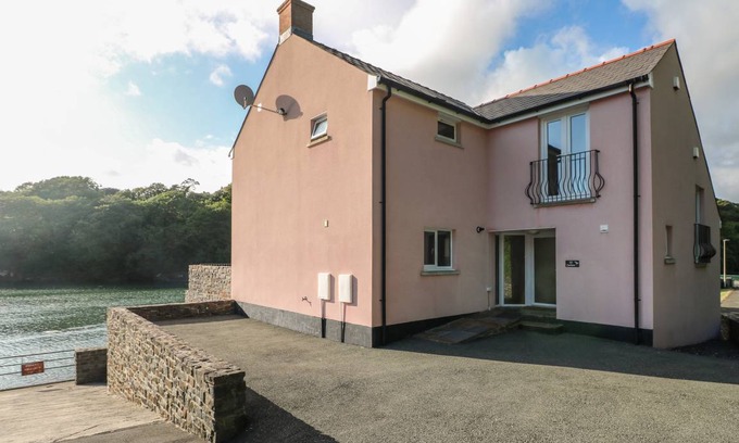 Milford Haven Cottage | Cabin ∙ 3 bedrooms ∙ 6 guests