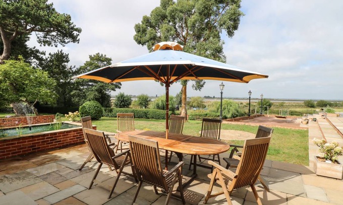Burgh Castle Cottage | Cabin ∙ 3 bedrooms ∙ 5 guests