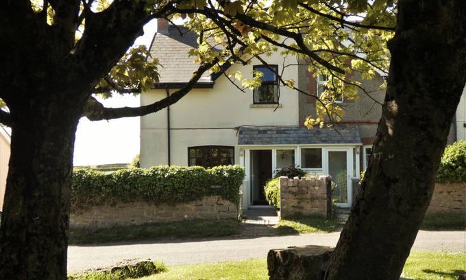 Crynant Cottage | Cabin ∙ 3 bedrooms ∙ 4 guests