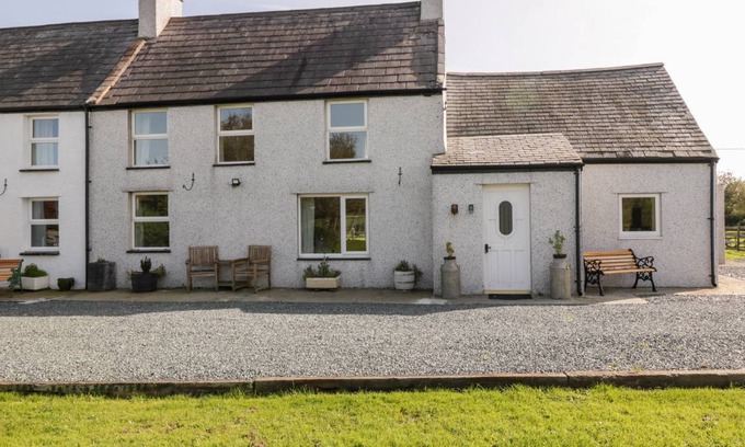 Newborough Cottage | Cabin ∙ 3 bedrooms ∙ 4 guests