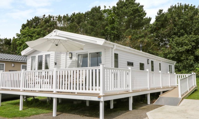 Cayton Bay Cottage | Cabin ∙ 3 bedrooms ∙ 6 guests