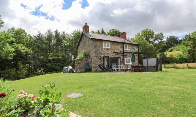 Bronygarth Cottage | Cabin ∙ 3 bedrooms ∙ 6 guests