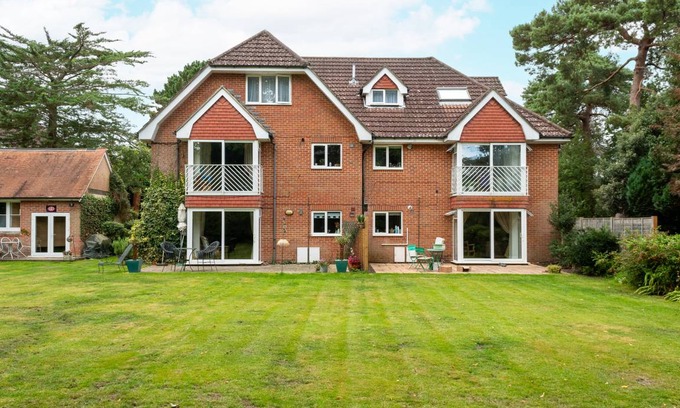 Canford Cliffs Cottage | Cabin ∙ 3 bedrooms ∙ 6 guests