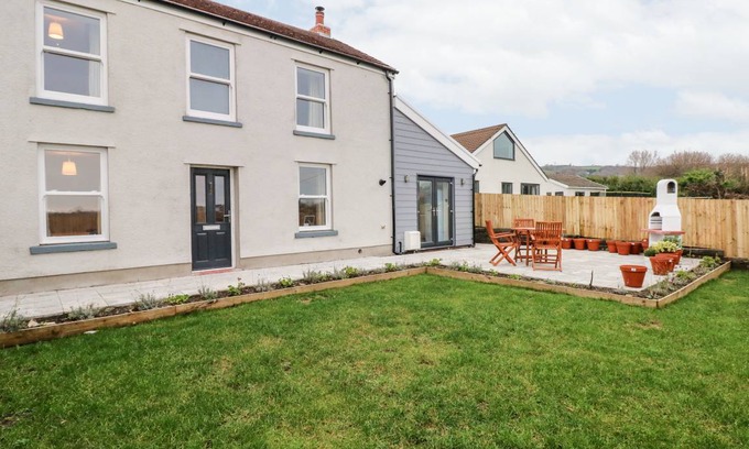 Burry Port Cottage | Cabin ∙ 3 bedrooms ∙ 6 guests
